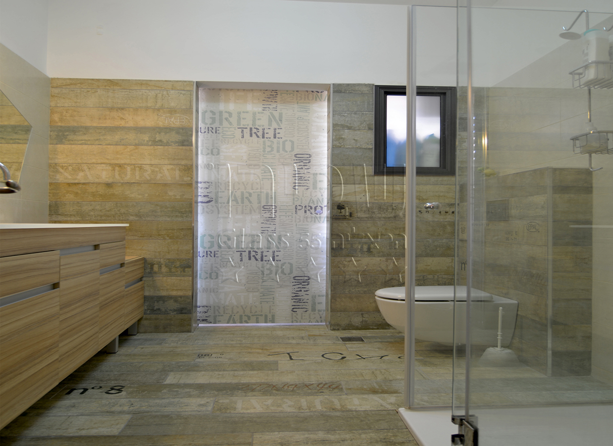 מקלחון מעוצב מזכוכית לאמבטיה של שבירו זכוכיות בע''מ