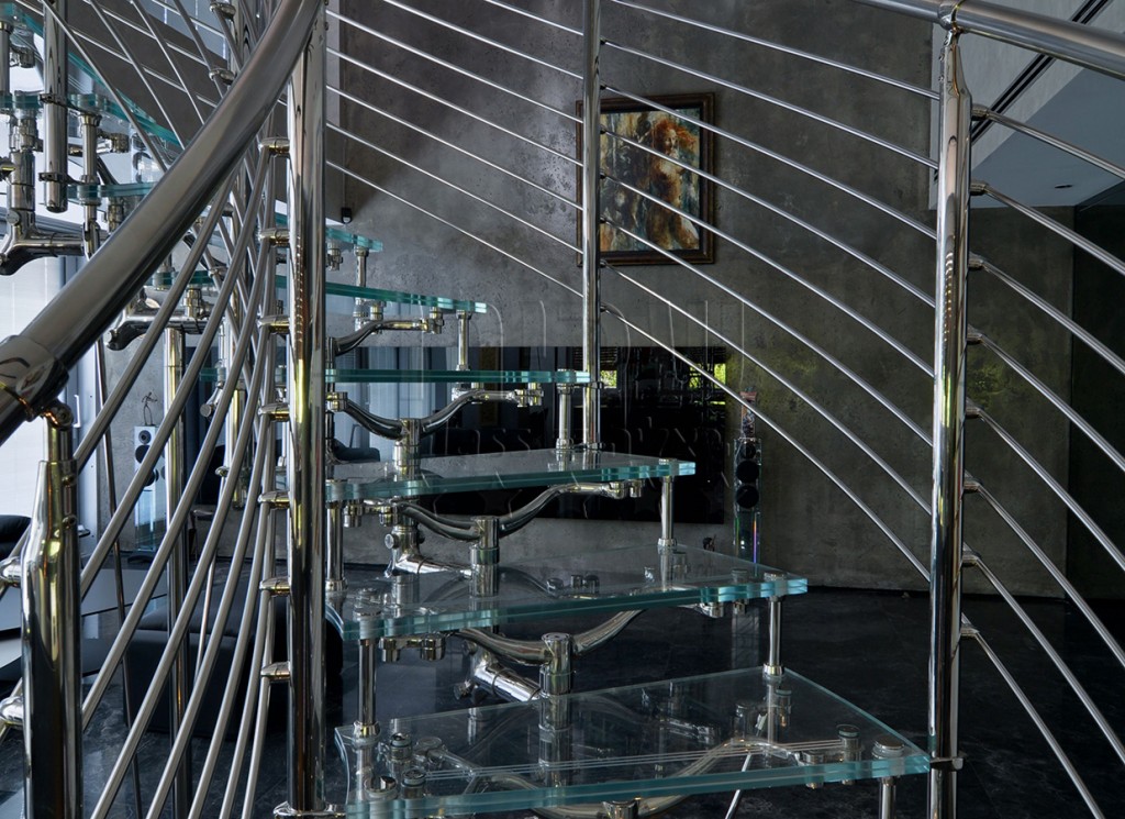 גרם מדרגות זכוכית עם פרזול איטלקי מעוצב