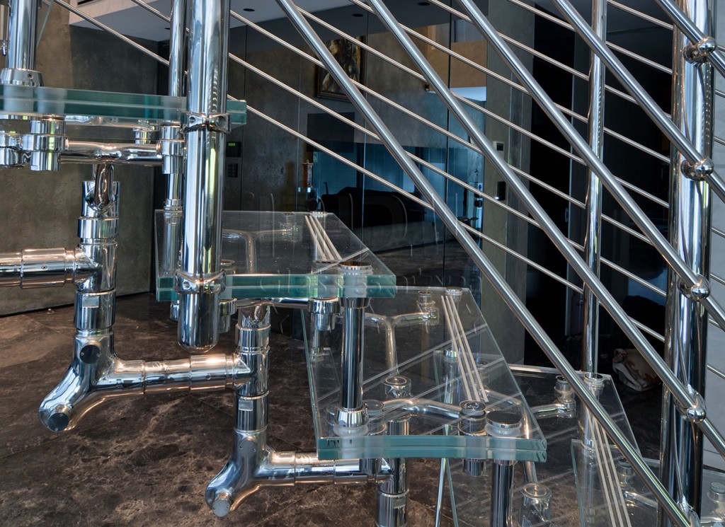 גרם מדרגות זכוכית עם פרזול איטלקי מעוצב 2
