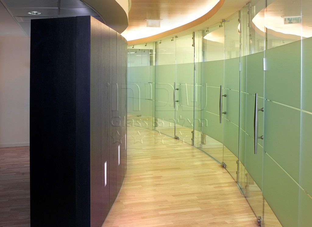 מחיצות זכוכית משרדיות מכופפות