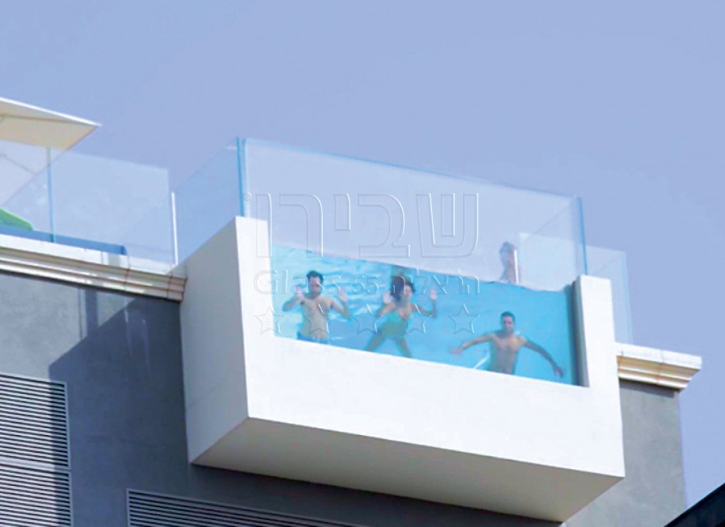 מעקות זכוכית לבריכה על הגג במלון אינדיגו עם דופן אקריליק