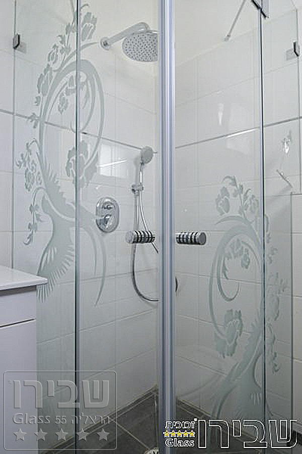 מקלחון פינתי בזכוכית 8 ממ עם התזת חול גרפיקה עפ בחירת הלקוח הנותן מראה מודרנית וחדשנית לכל חדר אמבטיה