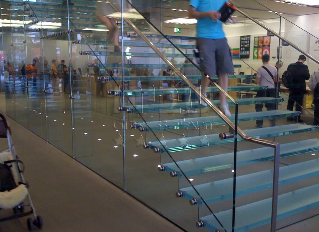 מהלך מדרגות זכוכית משולב מעקה זכוכית צידי ומאחז קונסטרוקטיבי