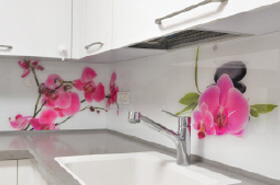 הדפסה על זכוכית למטבח עם פרחים ורודים